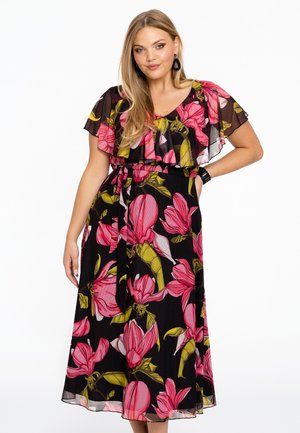 Florale maxi-jurk met een zwarte basis en grote roze en gele bloemen, korte gerimpelde mouwen en een riem in de taille.