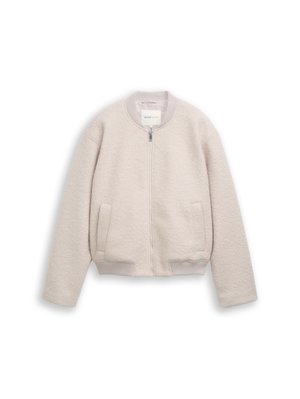 Φωτεινό μπεζ μπουφάν με φερμουάρ, με ριμπ γιακά, μανσέτες και σιρίτι, διαθέτει δύο μπροστινές τσέπες και μαλακό υφή υφάσματος.