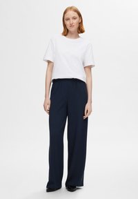 Selected Femme SLFTINNI RELAXED WIDE PANT - Bukse - dark sapphire