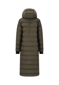 Cappotto lungo imbottito di colore verde oliva con cappuccio, caratterizzato da un design trapuntato, dettagli con polsini elasticizzati e una linea dritta che arriva fino a metà polpaccio.