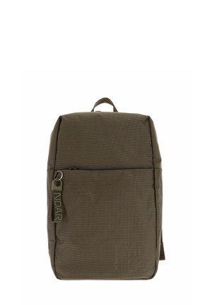 Sac à dos rectangulaire en tissu marron avec une poche zippée à l'avant et une poignée en tissu, présentant un porte-clés de marque vertical sur le côté gauche.