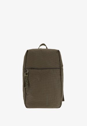 Sac à dos rectangulaire en tissu marron avec une poche zippée à l'avant et une poignée en tissu, présentant un porte-clés de marque vertical sur le côté gauche.