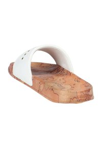 Infradito bianche con una fascia curva sopra il piede e una suola con texture in sughero, caratterizzate da un design a mappa e bordi arrotondati.
