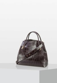 Krokodilpräglad läderhandväska i mörk bordeaux, med dubbla handtag nertill och en avtagbar axelrem med detaljer i guld.