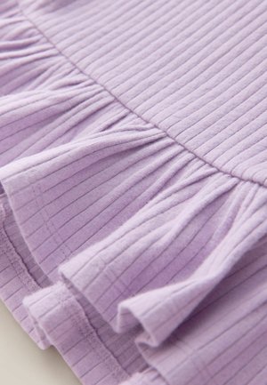 Lila geribbelde stof met een uitlopende ruches zoom. De textuur is zacht, met verticale strepen en licht rafelige randen.