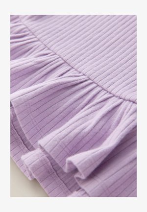 Lavendli soonikkoeseline kangas lehviva volangiga äärega. Tekstuur on pehme, millel on vertikaalsed triibud ja kergelt narmendunud servad.