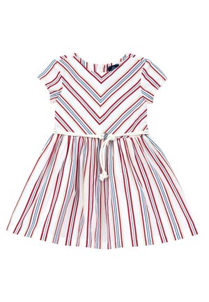 Robe blanche à manches courtes avec des rayures diagonales et verticales rouges, bleues et jaunes, et une ceinture en corde blanche nouée à la taille.