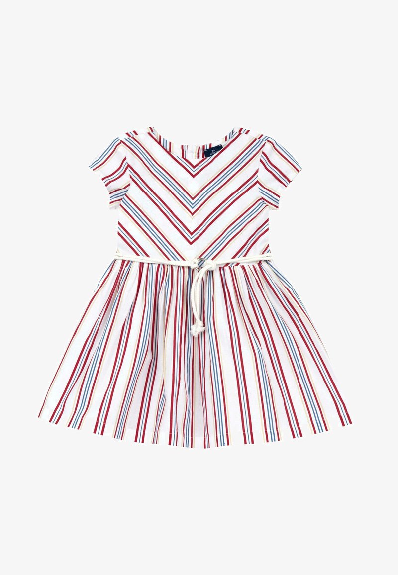 Robe blanche à manches courtes avec des rayures diagonales et verticales rouges, bleues et jaunes, et une ceinture en corde blanche nouée à la taille.
