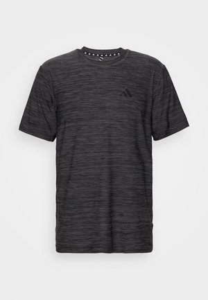 T-shirt de sport noir avec une texture chinée, col rond, manches courtes et un petit logo noir sur la poitrine gauche.