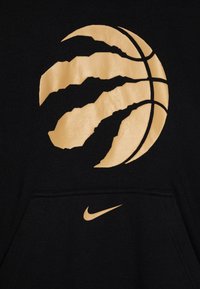 Felpa nera con un grande motivo a graffio d'oro di pallacanestro e un piccolo logo Nike swoosh dorato sul davanti.