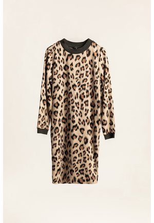 Abito maniche lunghe fino al ginocchio con stampa leopardata beige, marrone e nera e polsini e colletto neri su sfondo uniforme.