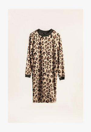 Abito maniche lunghe fino al ginocchio con stampa leopardata beige, marrone e nera e polsini e colletto neri su sfondo uniforme.