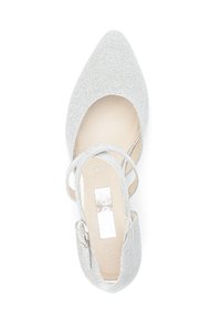 Chaussure argentée à bout pointu avec des brides entrecroisées à la cheville et une semelle rembourrée, comportant un détail en logo métallique sur la semelle.