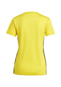 Geel sportshirt met korte mouwen, gladde textuur en een ronde halslijn. Bevat zwarte zijstrepen en meshstof op de mouwen.