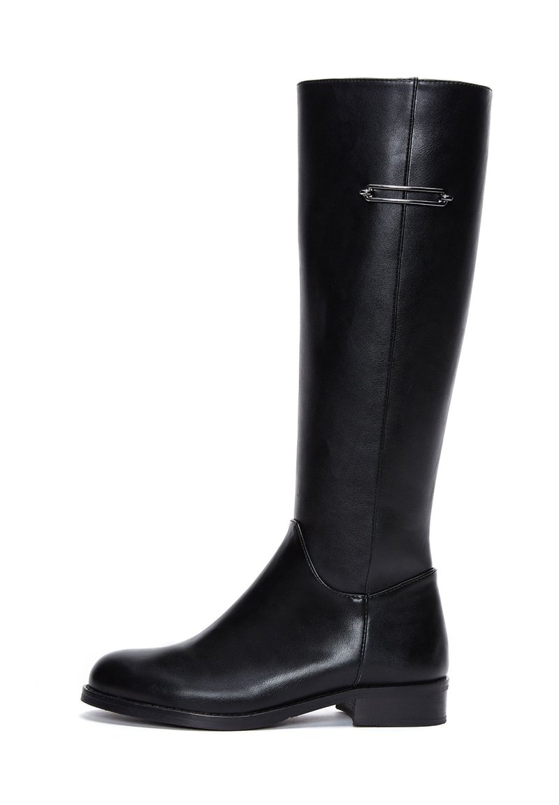 Bottes en cuir noires montantes jusqu'aux genoux, à texture lisse, bout rond, talon bas et accent décoratif d'épingle de sûreté argentée sur le côté.