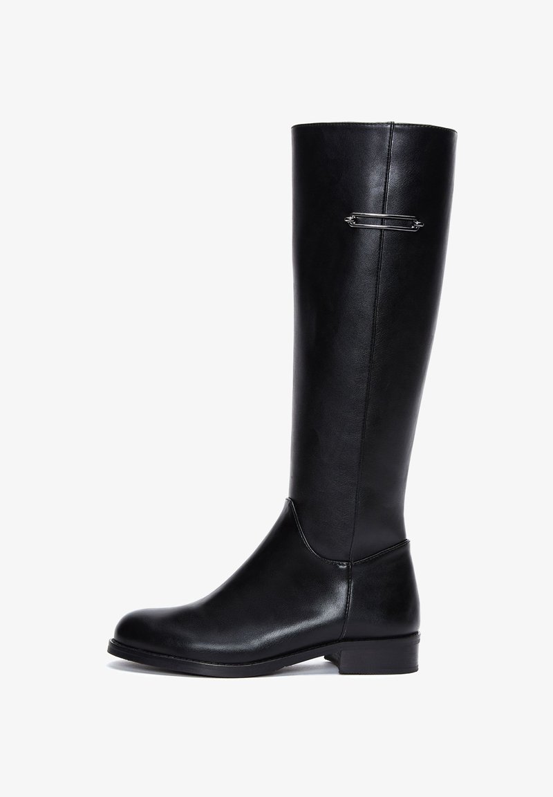 Bottes en cuir noires montantes jusqu'aux genoux, à texture lisse, bout rond, talon bas et accent décoratif d'épingle de sûreté argentée sur le côté.