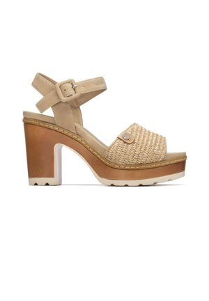 Sandalo beige con tacco alto, cinturino frontale intrecciato, cinturino alla caviglia con fibbia e spessa suola platform marrone con battistrada bianco.