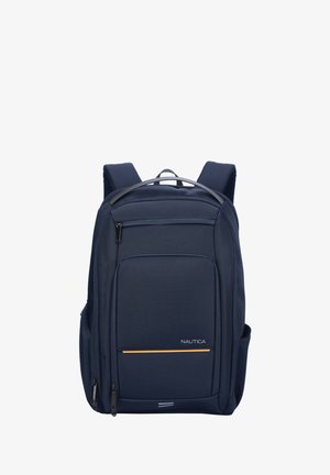 Zaino Nautica di colore blu navy con tessuto strutturato, spallacci imbottiti, tasca frontale e striscia di accento arancione. Forma rettangolare con cerniere.