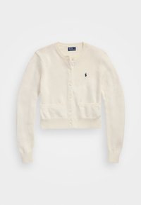 Krémový cardigan s knoflíkovou přední stranou, žebrovanými manžetami a lemem, dvěma předními kapsami a malým námořnicky modrým logem na levé straně hrudi. Měkká pletená textura.