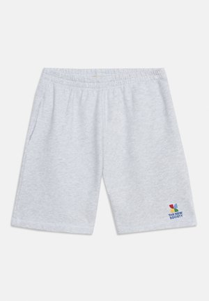 Hellgraue Shorts mit elastischem Bund, Seitentaschen und kleinem mehrfarbigem „THE NEW SOCIETY“-Logo am Saum des linken Beins.