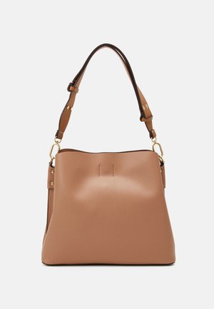 Sac à main en cuir fauve avec bandoulière réglable et garnitures dorées, présenté sur un fond clair uni.