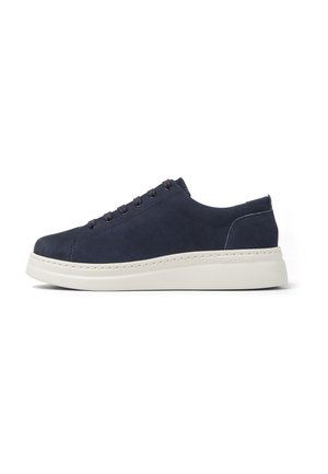 Marineblå ruskinds-sneakers med rund tå, fem par snørehuller og en hvid gummisål. Side-syning som detalje og blød tekstur.