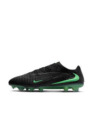 Sort fodboldstøvle med grønne Nike-swoosh og grøn sål med knopper, designet til spil på fast underlag.