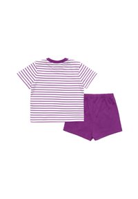 T-shirt a maniche corte a righe viola con scollatura a girocollo viola, abbinato a pantaloni corti viola unicolore. Il tessuto sembra morbido e liscio.