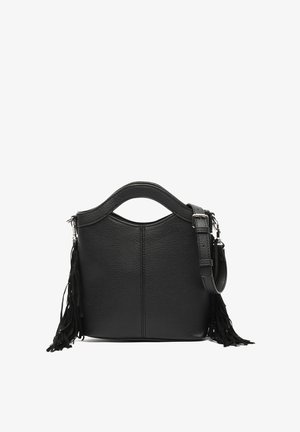 Sac à main en cuir noir avec une finition texturée, une anse courbée et des accents à franges sur les côtés. Anse réglable incluse.