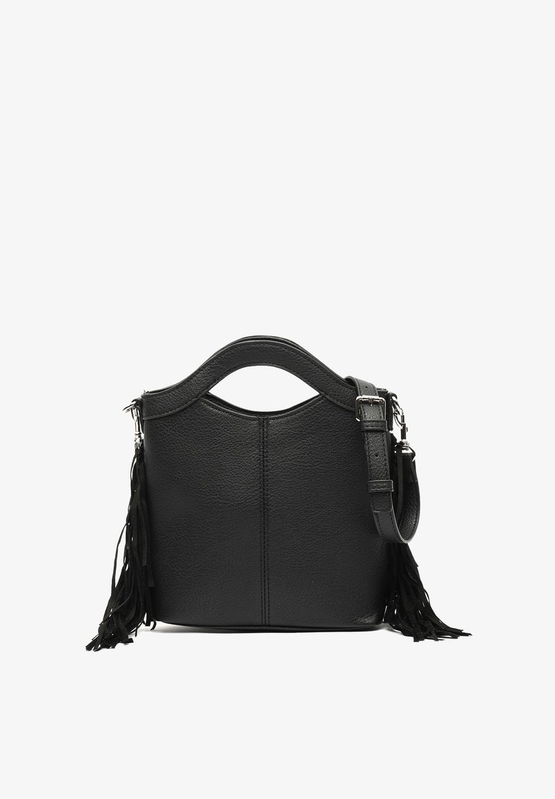 Borsa a mano in pelle nera con una finitura strutturata, manico curvo e dettagli frangiati sui lati. Cinghia regolabile inclusa.