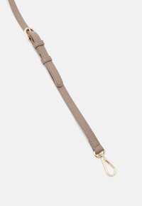 Kožený pásek v světlém taupe, s pozlacenými kovovými prvky a nastavitelnou délkou s klipem na upevnění. Hladký povrch, minimalistický design.