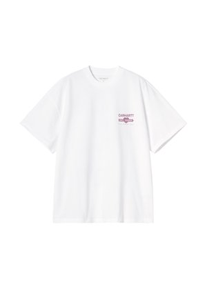 Biała koszulka Carhartt z krótkim rękawem z małym różowym logo oraz napisem "Carhartt Work In Progress" na lewej piersi.