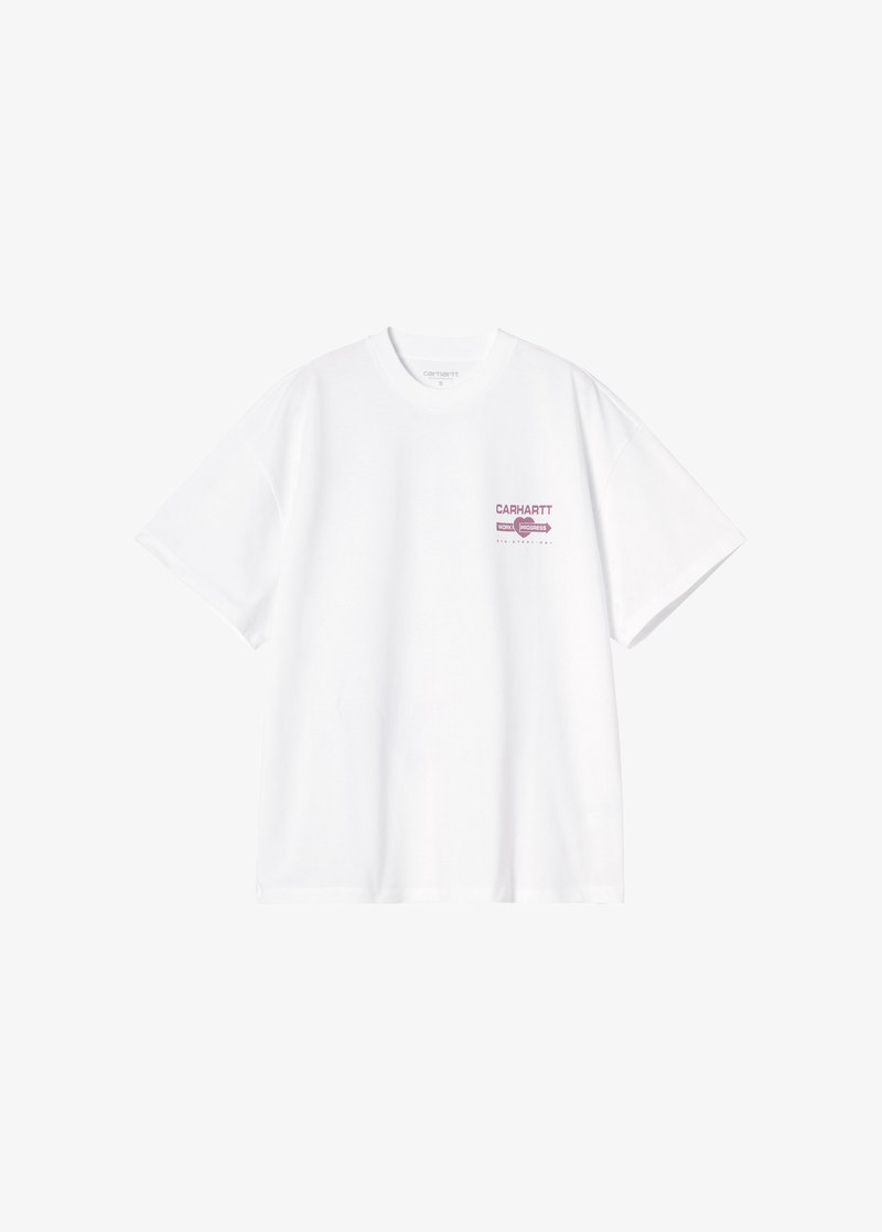 Camiseta corta de manga blanca de Carhartt con un pequeño logo rosa y el texto "Carhartt Work In Progress" en el lado izquierdo del pecho.