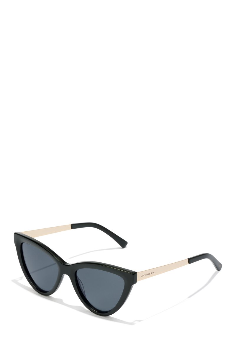 Ochelari de soare tip cat-eye cu rame din plastic negru, lentile gri degradé și accente din metal auriu pe brațe. Design elegant și unghiular.