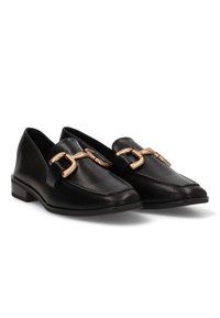 Mocasines de cuero negro con punta afilada, que presentan un detalle de hebilla en tono dorado en la parte frontal y un tacón cuadrado bajo.