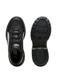 Scarpe da ginnastica nere con una tomaia in pelle testurizzata, lacci e dettagli bianchi. Presentano una suola in gomma spessa con motivi antiscivolo.