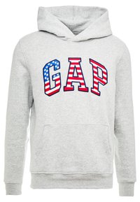 Sudadera gris con un bolsillo frontal y capucha ajustable con cordón. Presenta la palabra "GAP" en negrita, en rojo y azul, con un diseño de estrella y rayas.