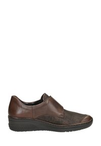 Zapato marrón de piel sin cordones que presenta un upper marrón texturizado, un collar acolchado y una suela de goma negra con ligeras ranuras de tracción.