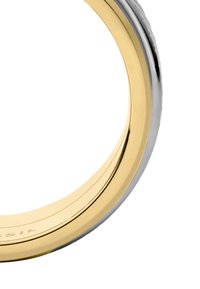 Bague double bande en or et argent avec une finition lisse ; présente une surface extérieure polie et une bande intérieure texturée pour le détail.
