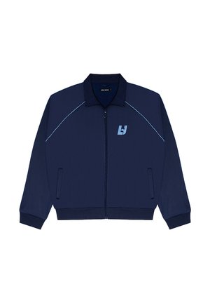 Marineblaues Zip-Front-Jackett aus glattem Stoff mit hellblauen Akzentnähten und Logo. verfügt über einen Kragen und seitliche Taschen.