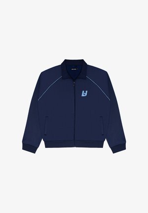 Marineblaues Zip-Front-Jackett aus glattem Stoff mit hellblauen Akzentnähten und Logo. verfügt über einen Kragen und seitliche Taschen.