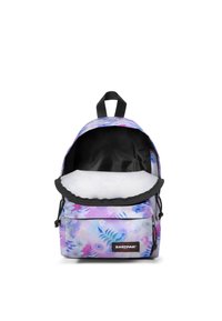 Mochila con compartimento principal abierto, bolsillo frontal, asa negra y patrón floral en tonos pastel de púrpura, azul y rosa con el logo de Eastpak.