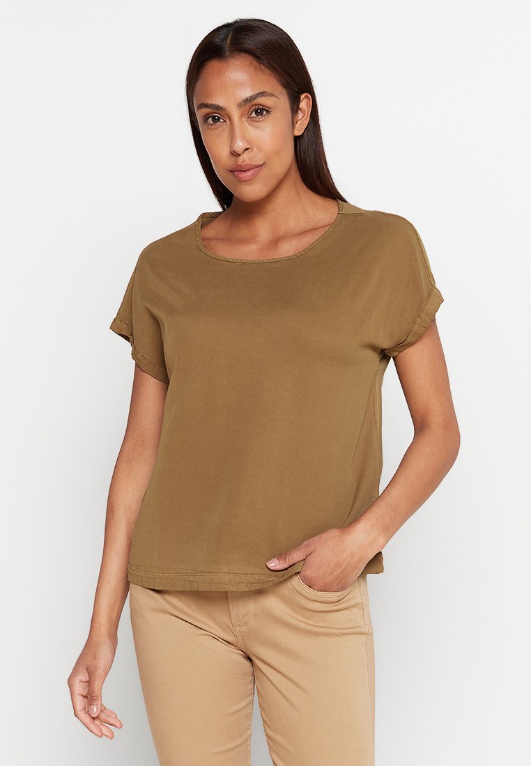 Brązowa, krótkosleeve koszulka wykonana z miękkiego, gładkiego materiału z okrągłym dekoltem i podwijanymi mankietami. Szyty dół z luźnym krojem.