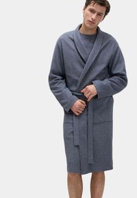 Accappatoio grigio texturizzato con colletto a scialle, chiuso con una cintura annodata. Maniche lunghe e design a lunghezza ginocchio, caratterizzato da un sottile motivo intrecciato.