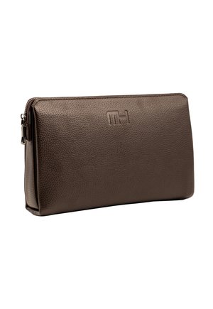 Braune, strukturiert geprägte Leder-Reißverschlusstasche mit eingeprägtem stilisiertem "MH"-Logo auf der Vorderseite und schwarzem Reißverschluss auf der linken Seite.