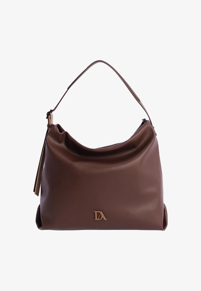 Bolso de cuero marrón con diseño blando, forma curva, correa corta y un pequeño logo en relieve en el frente. Textura suave.