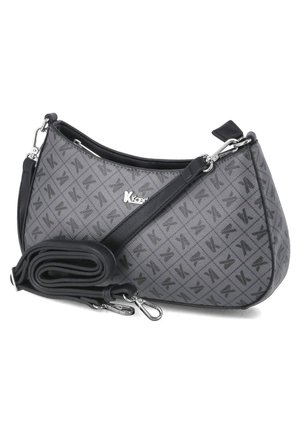 Sac bandoulière gris avec motif géométrique noir, accessoires argentés, logo à l'avant et une sangle noire amovible placée devant le sac.