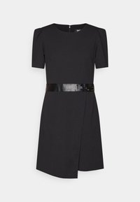 Robe noire à manches courtes avec un col rond et une ceinture noire brillante à la taille, avec un ourlet de jupe asymétrique.