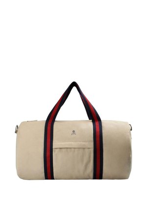 Bolsa de deporte cilíndrica beige con bolsillo delantero y dos asas a rayas negras y rojas que se extienden a lo largo de la bolsa.