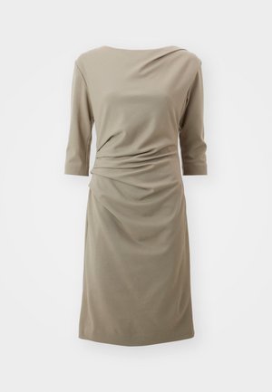 Rochie verde măslin, până la genunchi, dintr-un material moale; are un design drapat cu mâneci trei sferturi și o ușoară adunare pe lateral.